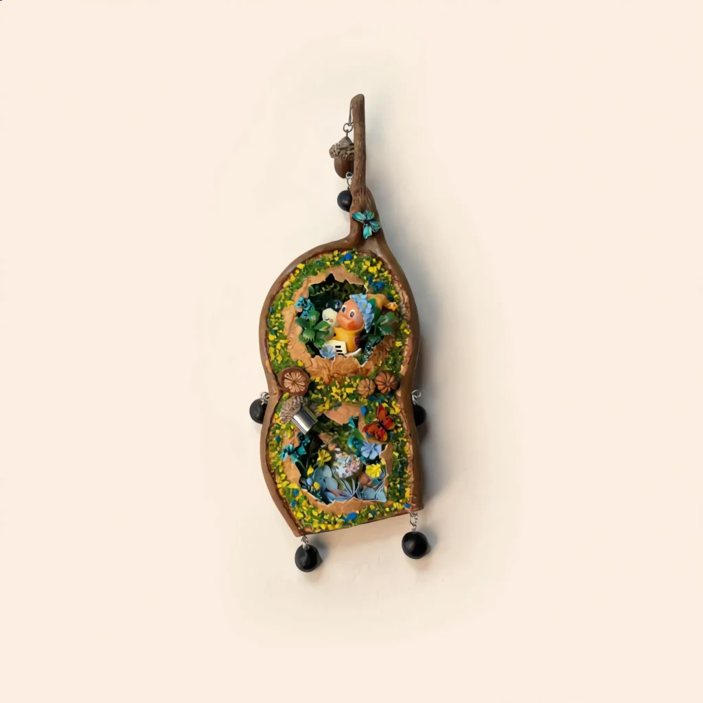 Detail view of Pod Doll – Colorful Garden Scene interior